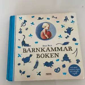 Den Blå Barnkammarboken är fylld med rim och ramsor, lekar och visor, sagor och äventyr och massor av roliga överraskningar! Här hittar du välkända och älskade berättelser, sånger och bilder som är perfekta för barn.