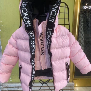 Girls moncler coat - Den är nästan helt ny pris kan diskuteras  Kvittot följer med  