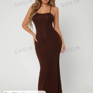 Brun klänning  - Använt en gång, väldigt mjuk material. Väldigt bra skick. 