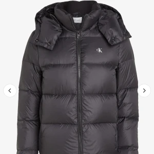 Calvin Klein jacka - Säljer nu min superfina calvin klein jacka! Den är endast använd förra vintern. Det är en superskön vinterjacka🥰 Den är liten i storleken så den skulle passa båda S och Xs🥰 Kom provat för mer bilder, nypris: 2599kr