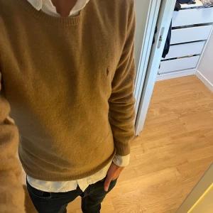 Ralph lauren stickad crewneck - 100% lammull. Inte använd mycket. Perfekt nu till våren. Fråga vid minsta fundering.