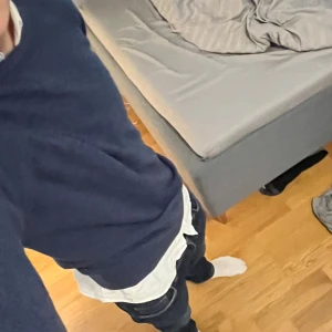 Oscar Jacobson stickad crewneck - 80% ull 20% kashmire Riktigt fint skick. Nypris runt 1699 kr. Mitt pris 899 kr. Fråga vid minsta fundering.