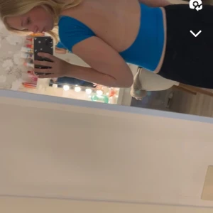 T-shirt  - Blå T-shirt med öppen rygg, väldigt fin Skriv för fler bilder💙