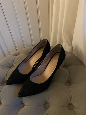 Klackar - Var tyvär lite stora på mig som har storlek 38💞 Liten defekt i klacken.