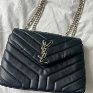 Ysl väska  - Knappt använd, jättefint skick. Köptes på plick för 9000kr så har inget äktehetssbevis tyvärr…. Annars sjukt fin. Går bra att köpa via köp nu. 