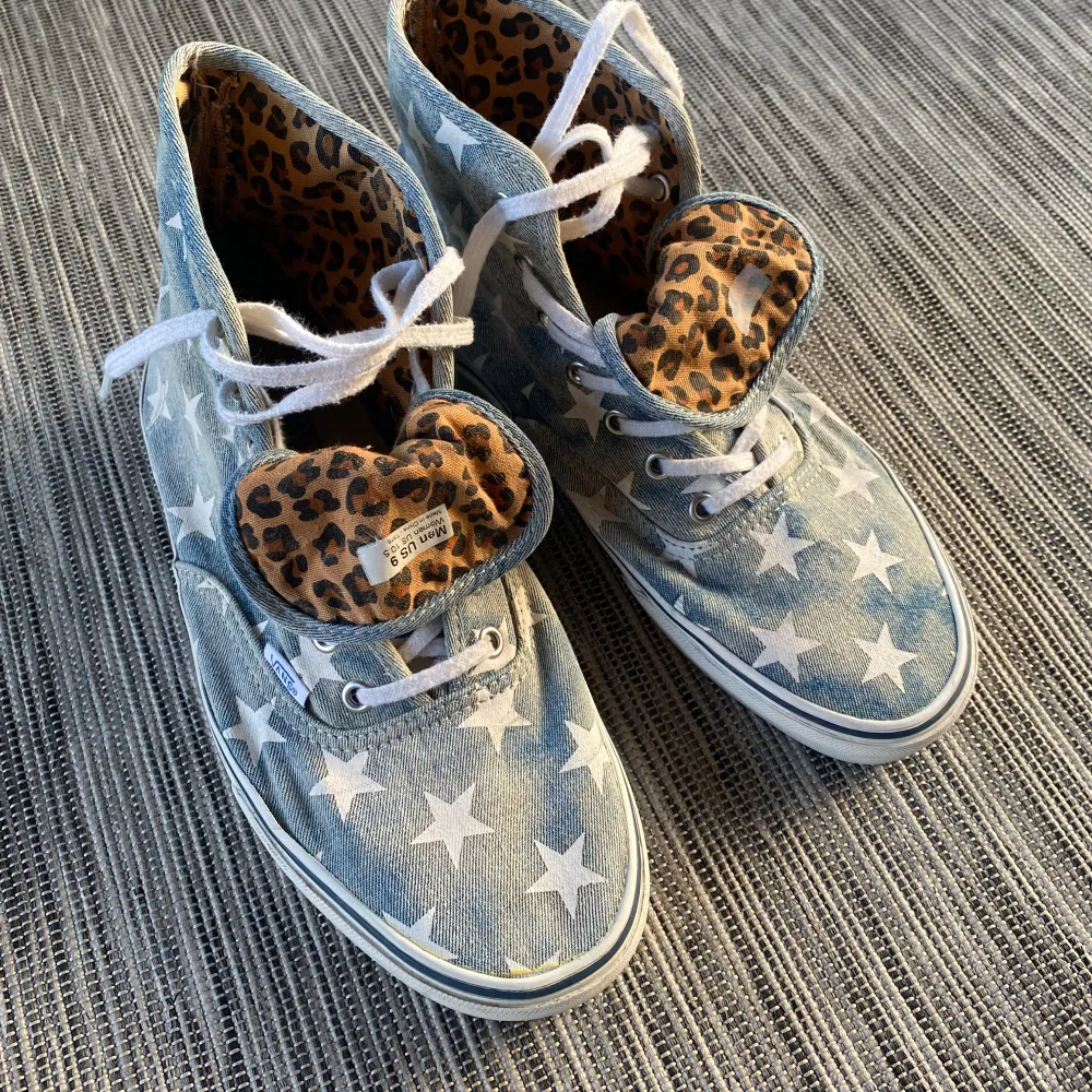 Intressekoll på ett par väldigt unika och sällsynta höga vans. Riktigt fett denim material på utsidan med leopard print på insidan vilket ger en väldigt unik look om man viker ut tungan. . Skor.