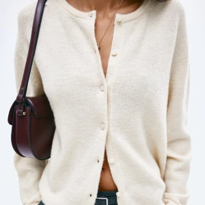 H&M kofta - Helt ny och oanvänd kofta från H&M som dessutom är helt slutsåld på hemsidan💓