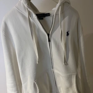 Ralph lauren zip hoodie - Tja säljer nu denna feta polo hoodien, storlek L men passar precis som M, skick 9/10 knappast använd, skriv om du har frågor!