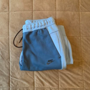 Nike tech fleece byxor - Blå Nike tech byxor ny utan prislapp  Storlek M Skick 10/10