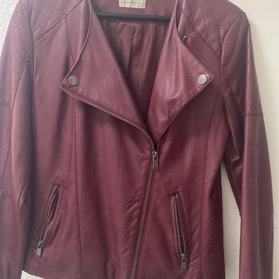 Vinröd skinnjacka från DeFacto - 90