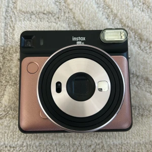 Instax Square SQ6 - Säljer min direktbildskamera då den tyvärr inte alls kommer till användning längre! Den ger superfina bilder och förevigar minnen. Går att få både svartvita bilder och med färg! Nypris 1500kr