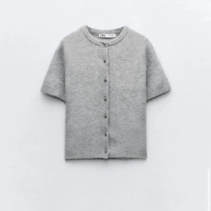 Kortärmad kofta - Superfin kofta från zara som bara används en gång och är i jättebra skick! Storleken är S men passar också Xs💗Tröjan funkar att ha över toppar men också stängd till ett par jeans!🎀