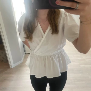 Vit blus  - Säljer nu denna supersöta blus ifrån vero Moda💗 den har en liten defekt på ryggen, men skulle säga att det inget man ser eller tänker på när man har den på sig!