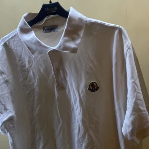 Moncler piké  - Säljer min moncler pike då den är för stor för mig. Fick den som present Skick 10/10 bara testad  Pris kan diskuteras vid snabb affär 