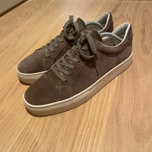 Nya Vagabond mocka sneakers - Jag använde dem i tre dagar innan jag insåg att de var något för stora. De är i storlek 42, skulle rekommendera dem för någon som vanligtvis har 42 1/2. De är sprillans nya utan några som helst slitningar.