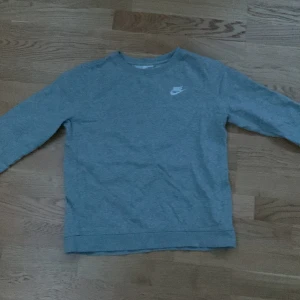 Nike sweatshirt  - Grå Nike sweatshirt i fint skick inga defekter 