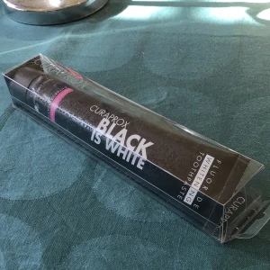 Whitening,White Tandkräm. - Helt ny förpackning på Curaprox Black. White Tandkräm medaktivated carbon. Ny pris 269:- säljes 160kr.