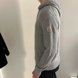 Säljer Stickad Moncler hoodie - Bra skick, den ända skadan är att ett störa har gått ut lite på andra bilden därav lite prisförsänknkng, skulle säga att man passar den om man är runt 180, bara höra av sig vid minsta fundering! (Priset är ej hugget i sten 🪨)