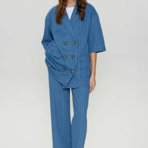 Nümph blazer - Kortärmad blazer ifrån Nümph. Blazern är i jeans material och har vita ränder. Den är enbart testad och har alla lappar kvar. Kavajen är i storlek xs/s men passar även mig som har M.  Ord pris: 1600kr Eventuell frakt betalas av köpare🌸🩷