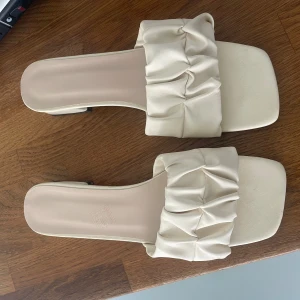 Skor - Tofflor/sandaler med liten klack 