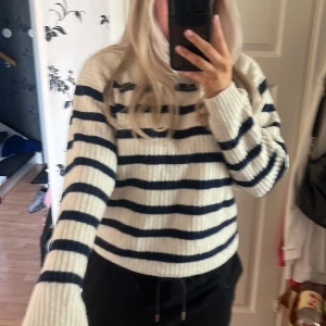Stickad tröja - Super mysig tröja med marinblåa ränder, säljer då jag har två stycken. Den är i fint skick men går att diskutera priset