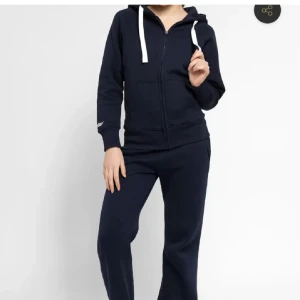 Söker Russemerch  - SÖKER!!! byxor i tall och även en tröja då. strl xxs/xs annars S💞hör av dig om du säljer