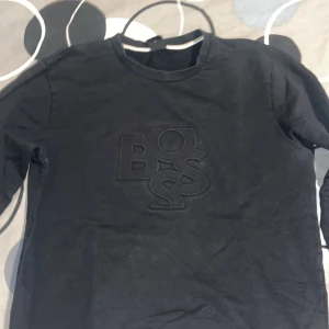 Hugo boss tröja - Jag säljer min Hugo boss tröja, då jag har växt ur den. Har använt den ett få tal gånger men är fortfarande bra skick.