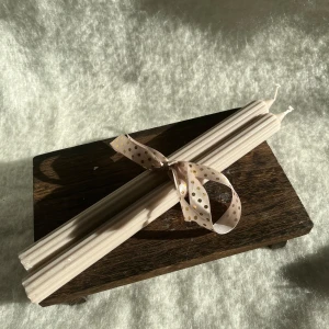 Handgjorda kronljus - Nya, från Luminary. Tillverkade i 100% stearin. Fin beige färg och räfflat mönster. Kommer i 2-pack