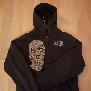Zip hoodie - Säljer denna riktigt feta zip hoodien ifrån bvaldi. Köpt för ca 1 år sen och använts några gånger, kan även tillägga att den är lite solblekt men inte alls mycket. Riktigt bra skick på den förutom att snörena har tyvär gått av.  Nypris ligger på 1200