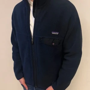 Patagonia fleece jacka - Patagonia fleece i bra skick. Köptes förra våren är 188 lite kort på mig