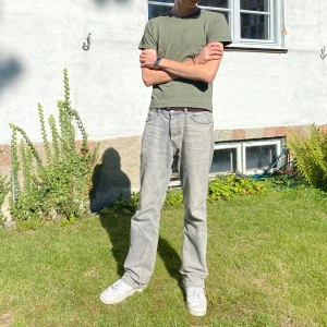 Olivgrön t-shirt - Olivgrön t-shirt i storlek S. Perfekt för vardagsbruk. Inga defekter. 