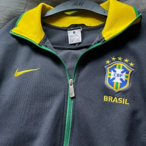 Brasil track topp - Tja! Säljer nu min brasil track topp som var för liten. •Storlek M •Skick 10/10  •Köpt för 1899 •Säljer för 699