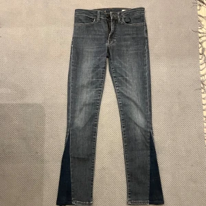 Coola jeans  - Jätte snygga i sköna jeans från hope. Jag har sytt till en slitts så att dom e bootcut! Din ser gråa ut på bild men jag skulle säga att dom e mer grå blåa. 💖