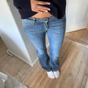 Såå snygga! Innerbenslängd: 86 cm midjemått (tvärs över): 42 cm 💝 För referens är jag 182 och brukar bära stl 38 i jeans 💝