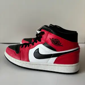 Jordan 1 mid chicago black toe köpta på zalando Användt och är även lite creasade