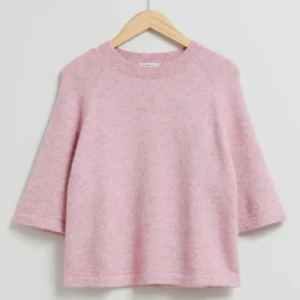 & other stories tröja - Jätte fin stickad tröja från & other stories, den är i fint skick! Skriv för egna bilder eller om du har någon fråga❤️