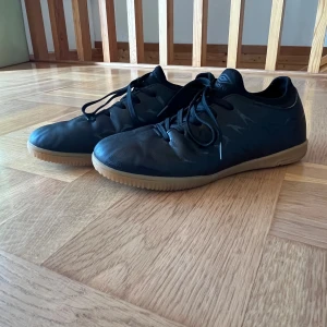 Skor  - Svarta gympaskor 