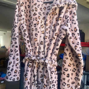 Leopardmönstrad morgonrock från KappAhl - Säljer en supermjuk och mysig leopardmönstrad morgonrock från KappAhl. Den har långa ärmar och ett praktiskt knytbälte i midjan. Perfekt för att mysa runt hemma i stil! 🐆