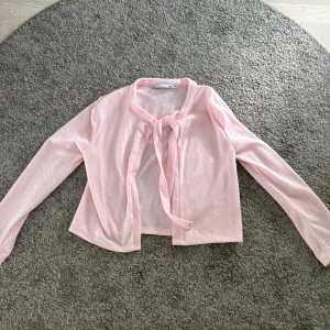 Rosa kofta!💕💕 - Jättefin rosa kofta! Finns inte i denna färgen längre. Säljer pga att den inte kommer till användning! Storlek xs 💕