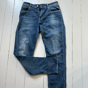 Replay jeans - Replay jeans i nyskick Size W31 L34 Passar den som är mellan 180-186 Relaxed fit 