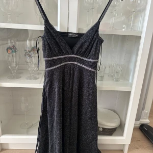 Glittrig klänning  - Glittrig klänning, står ingen storlek men skulle säga att det är S/XS 💗