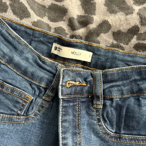 Jeans  - Blåa skinny jeans från gina Tricot i storlek S, använda fåtal gånger