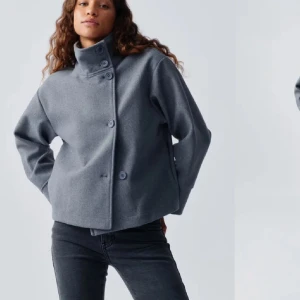 Höst kappa - Grå kappa från Gina, perfekt till hösten och i ny skick använd någon enstaka gång. Ny pris 600kr. Lägg gärna ett prisförslag 💕