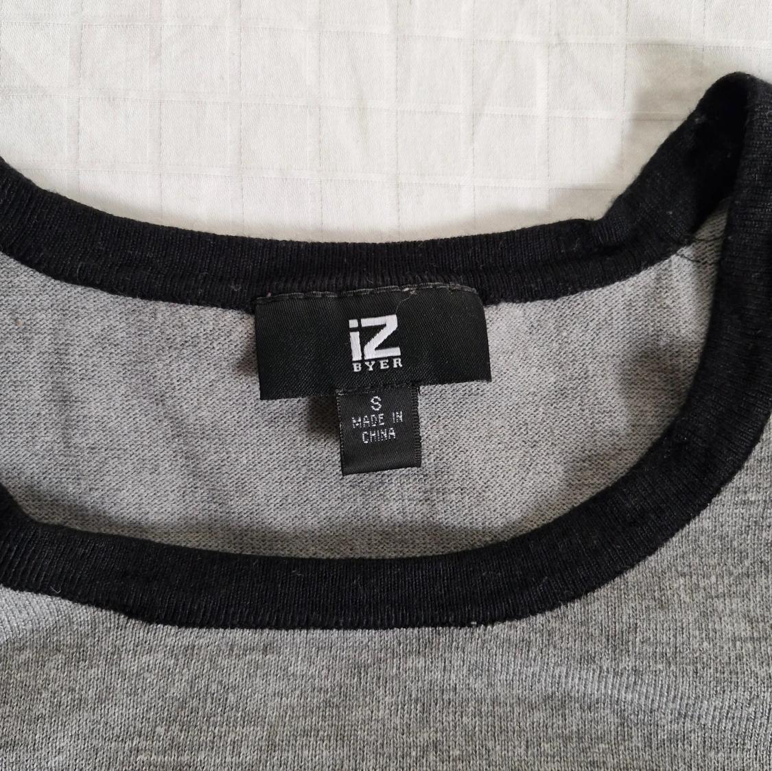 Grå och svart tröja från iZ Byer - 91