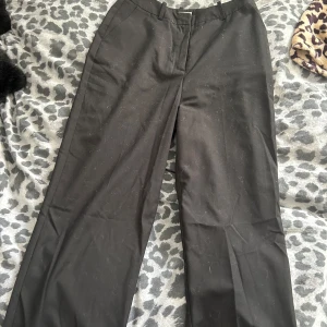 Svarta kostymbyxor från NLY Trend - Säljer ett par svarta kostymbyxor från NLY Trend. De är högmidjade med en klassisk rak passform Knappt använda.