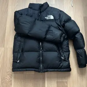  The North face jacka som passar höst/vintern . Den är i storlek xl i youth/junior men passar både till xs då den är stor i storleken. Bra skick på jackan, är ni intresserade är det bara att höra av er.😁