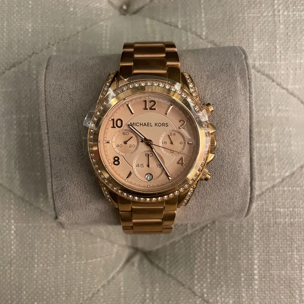 Helt ny Michael kors klocka. Skyddsplast fortfarande på, i roseguld. Finns även en låda till.. Accessoarer.