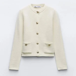 Kofta med guldknappar  - Säljer min fina kofta från Zara med guldknappar. Storlek L men passar även M och S då liten i storlek. Bra skick. 