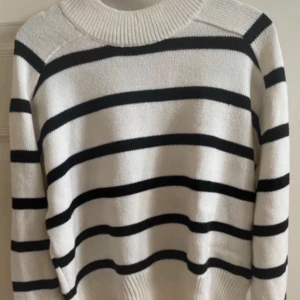 Stickad tröja  - Säljer den här jätte fina stickade tröjan då den inte kommer till användning, skriv vid frågor och bilder 