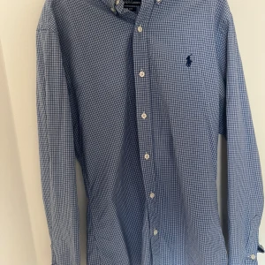 Ralph lauren skjorta  - En mycket fin skjorta från Ralph lauren i storlek small, skjortan är slim fit vilket gör att den har fin passform, skick 9/10